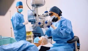 Ricercatori impegnati nella sperimentazione umana ER-100 per patologie oculari