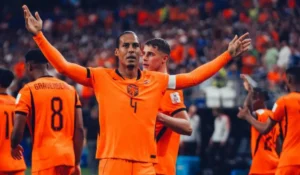 Donyell Malen celebra gol Olanda contro Svezia ai Mondiali
