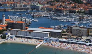 Stabilimento balneare Pedocin a Trieste con il caratteristico muro di separazione