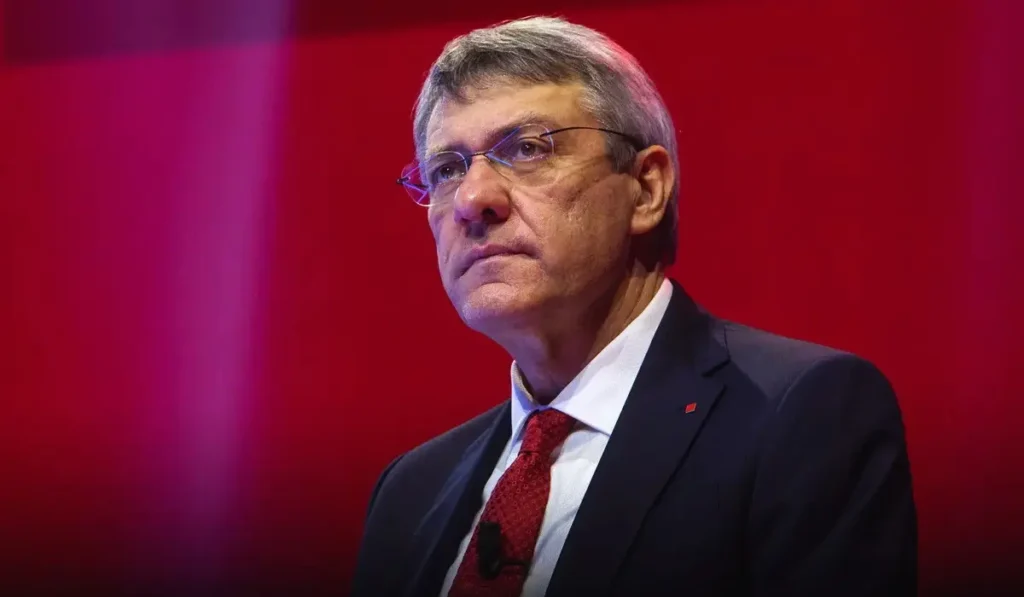 Ritratto di Maurizio Landini mentre commenta lo scontro Meloni-Trump