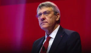 Ritratto di Maurizio Landini mentre commenta lo scontro Meloni-Trump