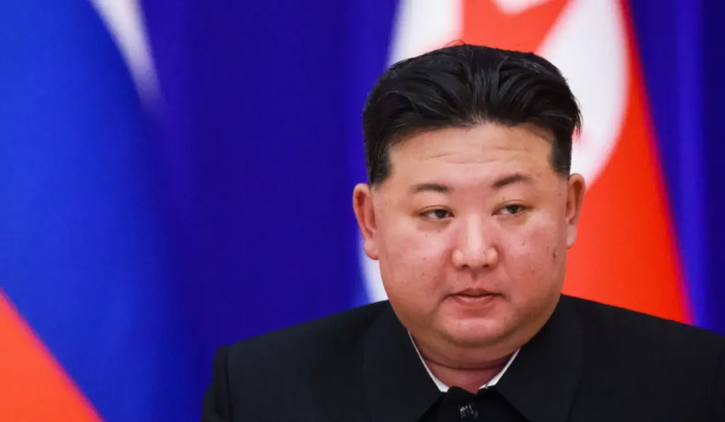 Kim Jong-Un in una parata militare con armi dell’arsenale nordcoreano
