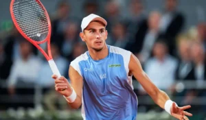 Arnaldi durante le qualificazioni a Eastbourne con racchetta