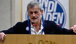 Ex sindaco di Roma Gianni Alemanno al momento della scarcerazione