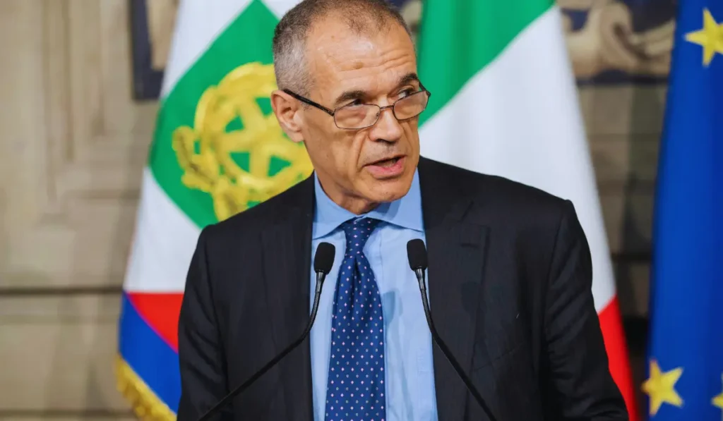 Carlo Cottarelli durante un intervento politico su possibili candidature a Milano