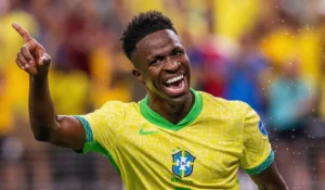 Vinícius Júnior esulta dopo gol con il Brasile contro Scozia