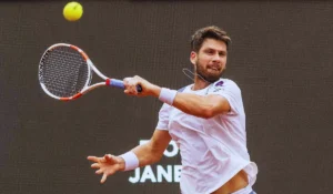 Cameron Norrie in azione durante match su erba a Wimbledon