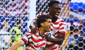 Giocatori Turchia e USA durante confronto calcistico