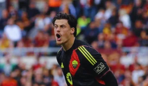 Svilar para un rigore con la Roma, calciomercato 2026