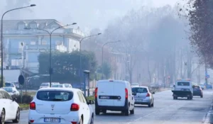 Cartello di zona a traffico limitato con veicoli in strada