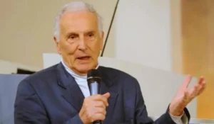 Silvio Garattini durante intervista sui rischi del caldo estivo