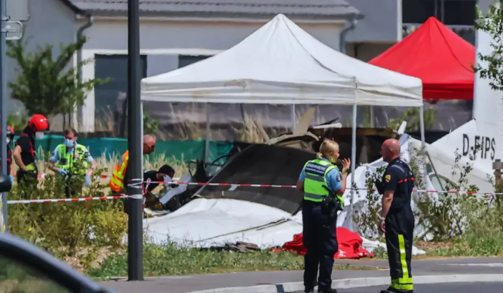 Soccorsi sul luogo dell'incidente aereo in Francia con 11 vittime