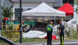 Soccorsi sul luogo dell'incidente aereo in Francia con 11 vittime