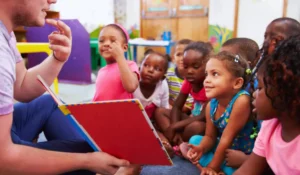 Scuola dell'infanzia con bambini durante ondata