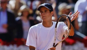 Jódar in azione sull’erba di Wimbledon 2026 contro il britannico Gill