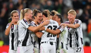 Stadio Juventus con tifosi in attesa di rinforzi per la nuova stagione