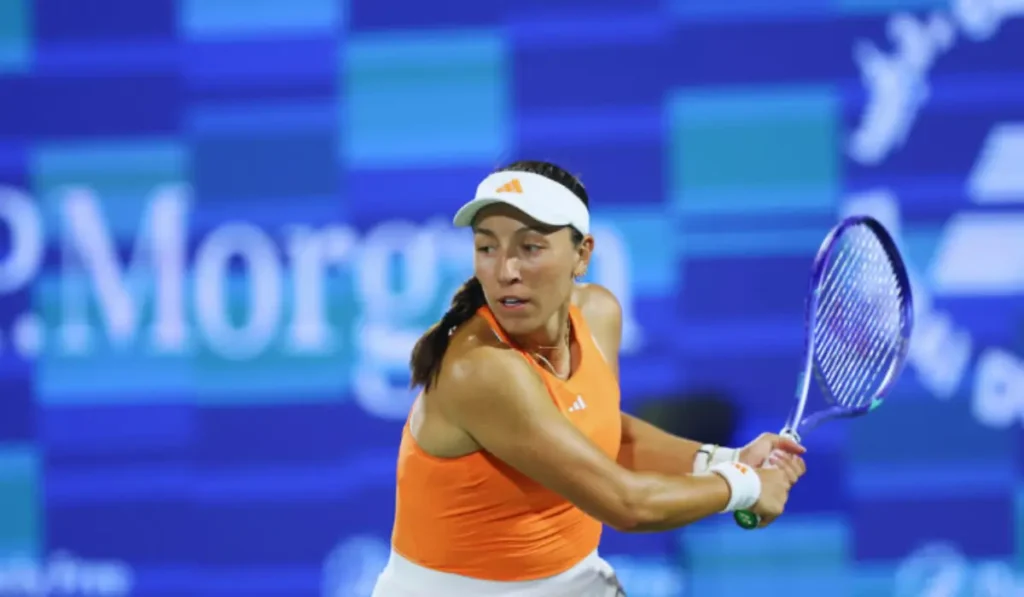 Jessica Pegula al servizio a Wimbledon, tensione e concentrazione