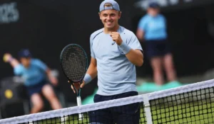 Felix Gill sul prato di Wimbledon, debutto sotto pressione