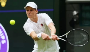 Jannik Sinner in azione a Wimbledon durante il match di oggi