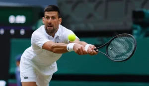 Novak Djokovic in azione durante la battaglia contro Yibing Wu sul Centre Court