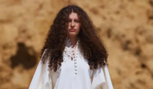 Athena Accorsi a 16 anni chiude la sfilata di moda Jacquemus