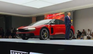 La nuova Ferrari Luce vista di profilo sul mercato cinese, modello elettrico sold out iniziale