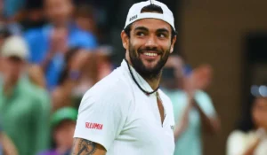 Berrettini in azione sul Campo 1 di Wimbledon contro Wawrinka
