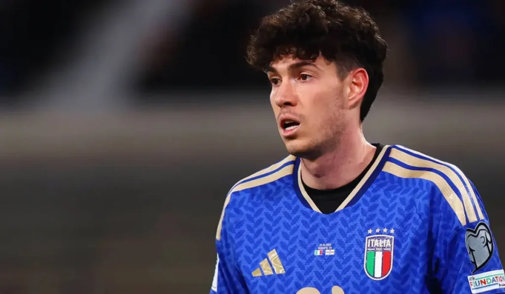 Bastoni con maglia Italia dopo espulsione contro Bosnia