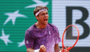 Flavio Cobolli risposta durante match Wimbledon