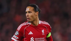 Virgil van Dijk in azione con la maglia del Liverpool
