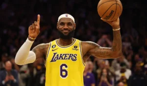 LeBron James con espressione seria durante conferenza stampa Lakers