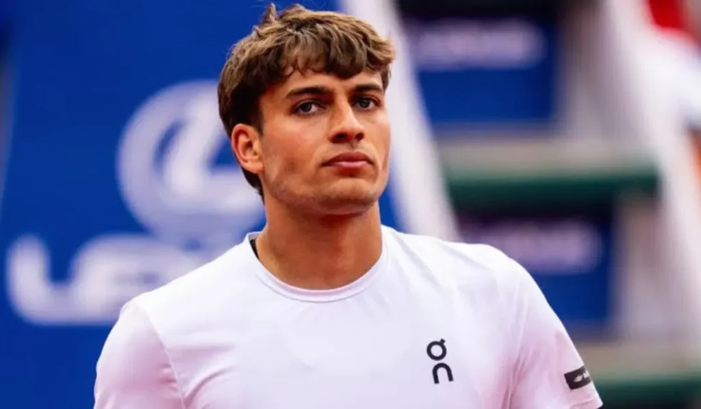 Cobolli in azione sul campo erboso di Wimbledon contro Navone