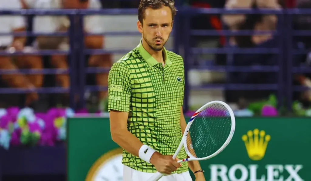 Daniil Medvedev sul prato di Wimbledon 2026, momento di riflessione sui test antidoping