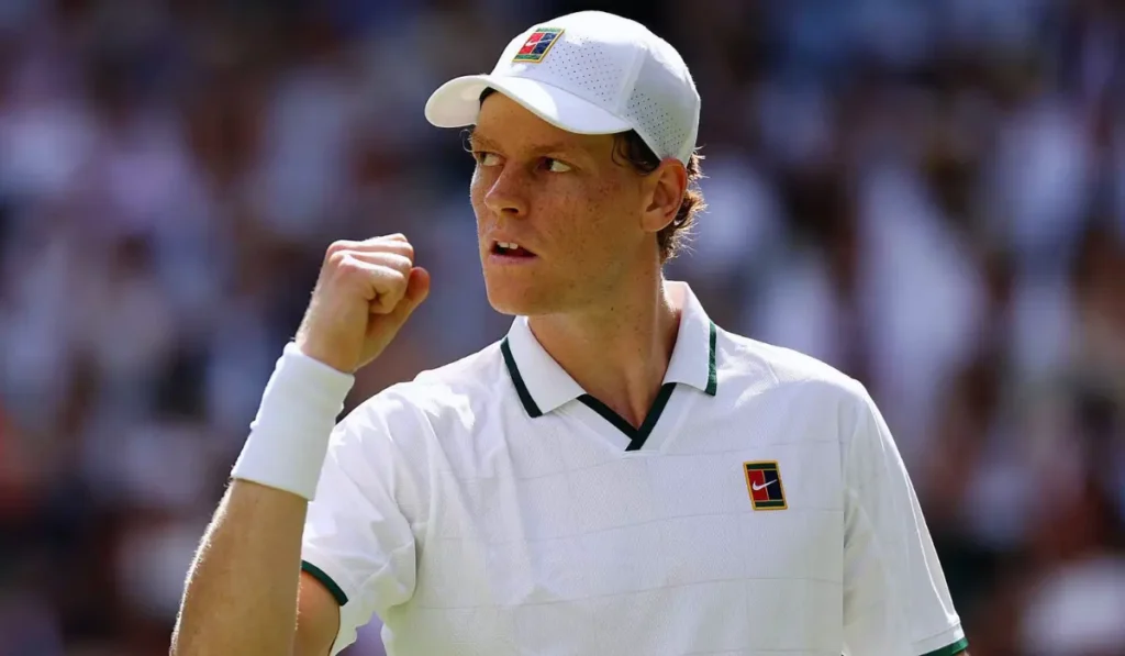 Jannik Sinner concentrato durante il match contro Borges sull'erba di Wimbledon