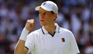 Jannik Sinner concentrato durante il match contro Borges sull'erba di Wimbledon