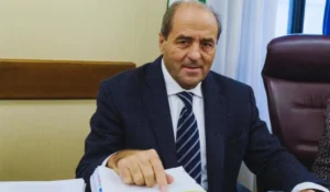 Antonio Di Pietro ex magistrato di Mani Pulite ritratto in chiave politica contemporanea