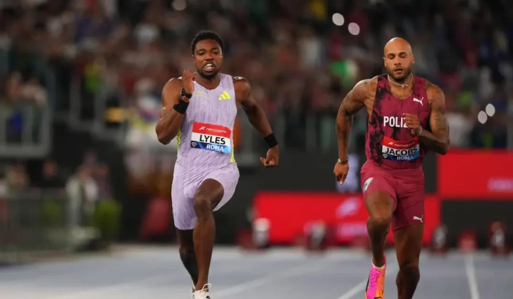 Jacobs con la maglia azzurra mentre corre i 100 metri in Austria