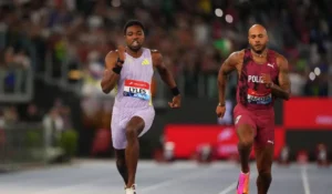 Jacobs con la maglia azzurra mentre corre i 100 metri in Austria