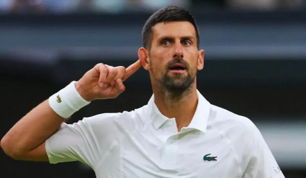 Novak Djokovic alla vigilia di Wimbledon durante un’intervista