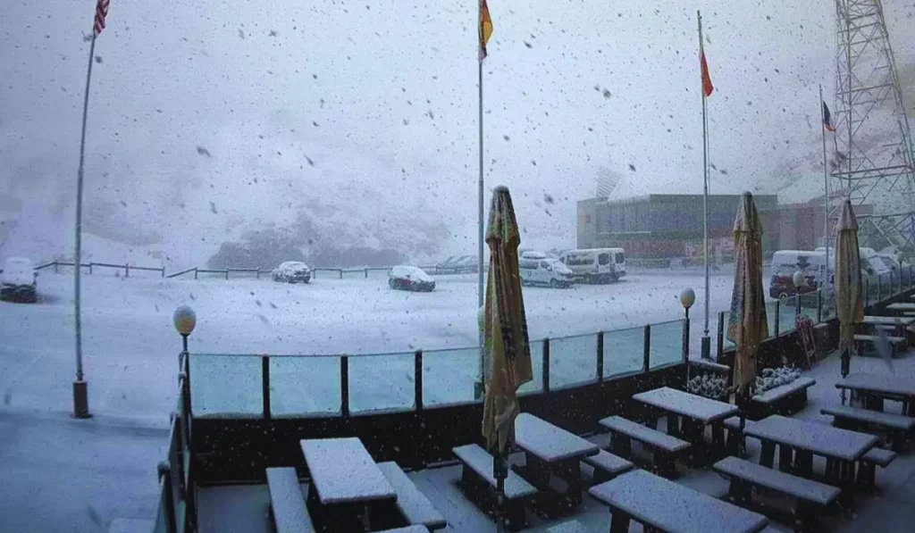 passo dello stelvio coperto di neve il primo luglio