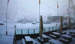 passo dello stelvio coperto di neve il primo luglio