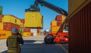 Bandiere di Canada e Stati Uniti al confine commerciale