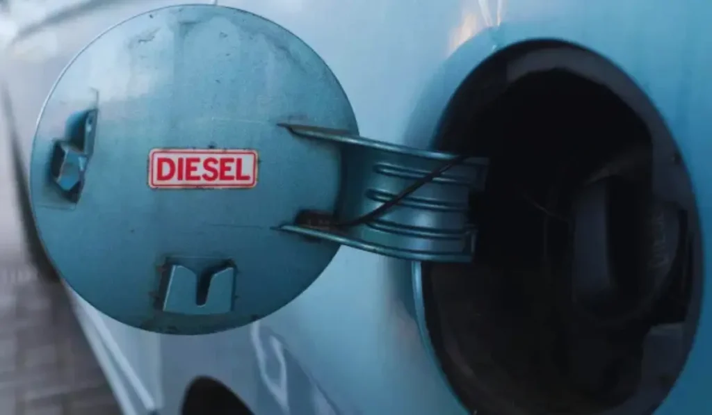 Dettaglio di un motore diesel sotto il cofano di un’auto