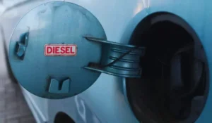 Dettaglio di un motore diesel sotto il cofano di un’auto