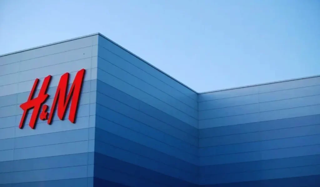 Logo H&M sulla facciata di un negozio