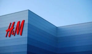 Logo H&M sulla facciata di un negozio