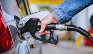 Automobilista fa il pieno di diesel al distributore
