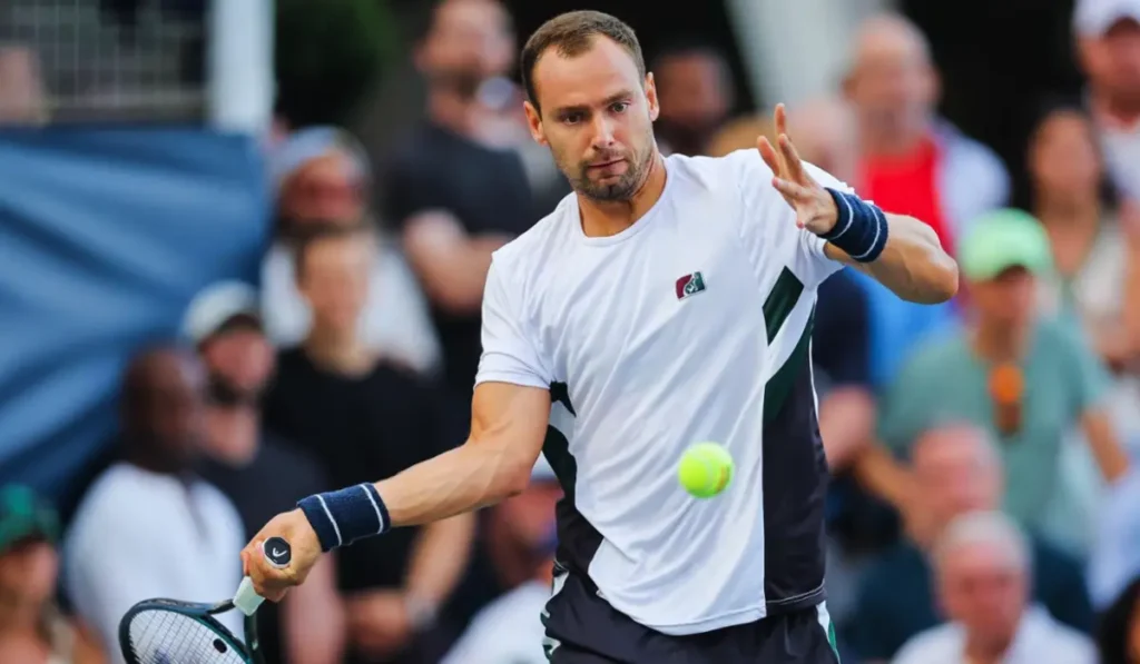 Roman Safiullin servizio Wimbledon 2026 match contro Fonseca