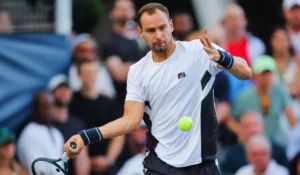 Roman Safiullin servizio Wimbledon 2026 match contro Fonseca