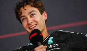 George Russell in azione con la Mercedes durante le qualifiche
